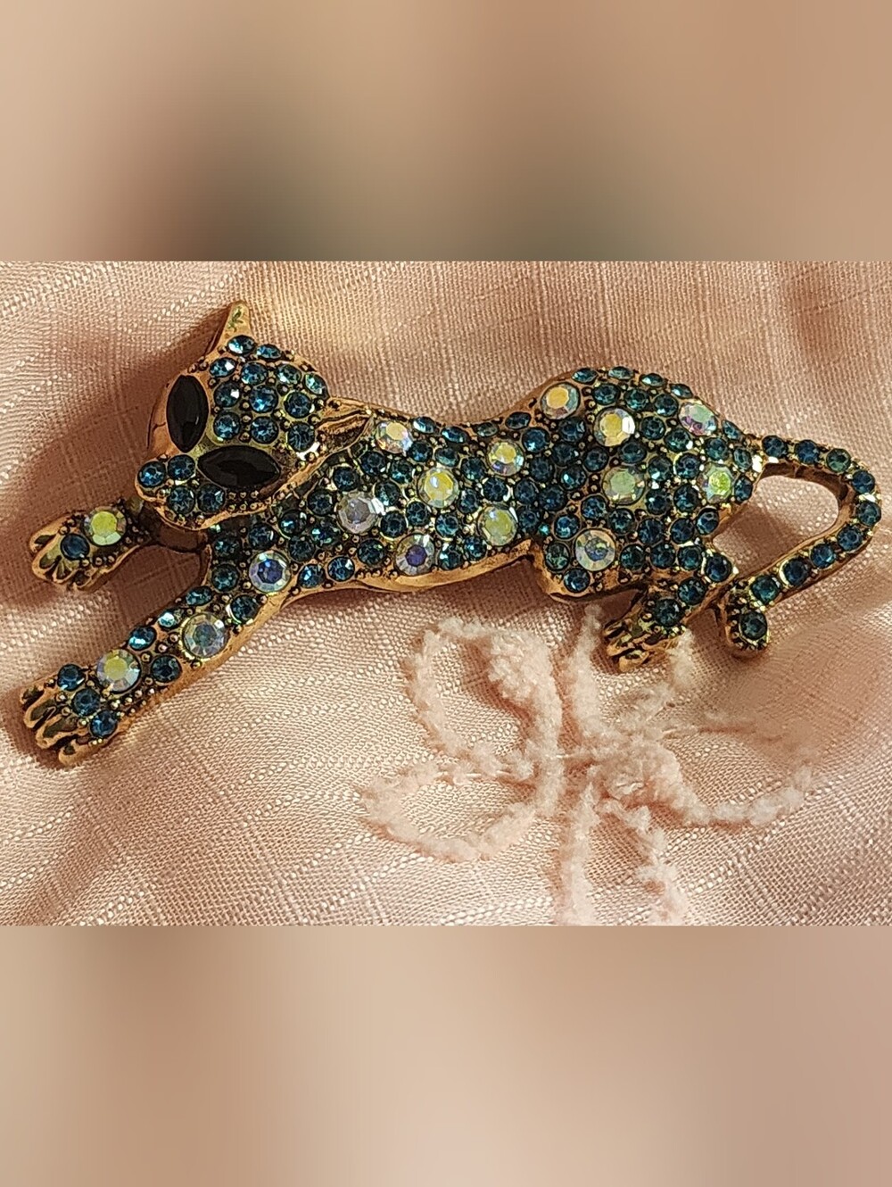 ✨️ 🐆 Blue, Gold Tone & Iridescent Facet Crystal Leopard Brooch Pin